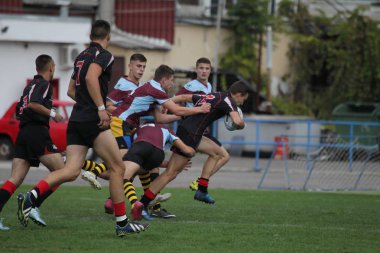 Odessa, Ukrayna - 29 Eylül 2018: Final Oyunları Şampiyonası Ukrayna'nın en güçlü takımları Rugby-7. Rugby topu alan üzerinde. Rugby topu için ağır mücadele sahip. Takım sporcular oyuncular sahada
