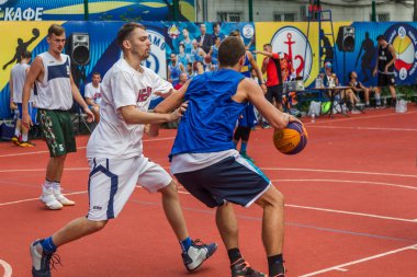 Odessa, Ukrayna - 28 Temmuz 2018: Ergen 3 x 3 streetball Şampiyonası sırasında basketbol oynuyorum. Gençler bir açık şehir spor yere sokak basketbol oynuyorum. Streetball - sokak kültürleri