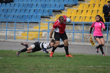 Odessa, Ukrayna - 29 Eylül 2018: Final Oyunları Şampiyonası Ukrayna'nın en güçlü takımları Rugby-7. Rugby topu alan üzerinde. Rugby topu için ağır mücadele sahip. Takım sporcular oyuncular sahada