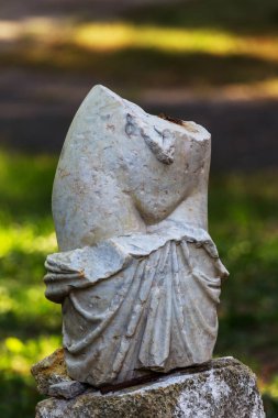 Güzel antika kırık heykeli beyaz mermer çıplak genç kız. Arkeolojik kazılar - mermer bir heykel güzel bir gövde bir tanrıçanın çıplak genç bilinmeyen mitolojik Yunan nazik