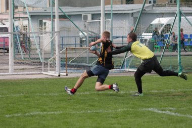 Odessa, Ukrayna - 29 Eylül 2018: Final Oyunları Şampiyonası Ukrayna'nın en güçlü takımları Rugby-7. Rugby topu alan üzerinde. Rugby topu için ağır mücadele sahip. Takım sporcular oyuncular sahada