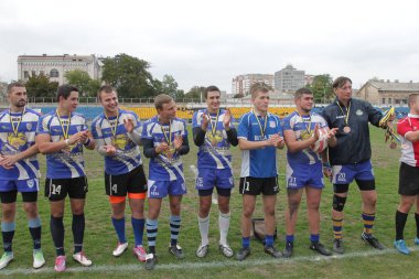 Odessa, Ukrayna - 29 Eylül 2018: Önemli VIP kişi şehir Ödülü sporcuların Ukrayna Şampiyonası Rugby - 7 kazanan. Ödüllendirici sporcular. Takım Ragbi Kupası zaferi kutlamak