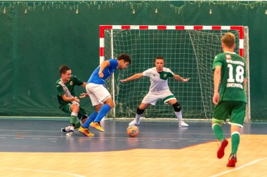 Odessa, Ukrayna - 28 Temmuz 2018: Tanımlanamayan yerel takım parke zemin üzerinde futsal turnuvasında mini-futbol oynayan oyuncuların. Spor oyunu kapalı salonda, mini futbol futbol anını