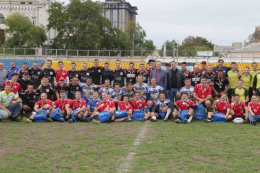 Odessa, Ukrayna - 29 Eylül 2018: Önemli VIP kişi şehir Ödülü sporcuların Ukrayna Şampiyonası Rugby - 7 kazanan. Ödüllendirici sporcular. Takım Ragbi Kupası zaferi kutlamak