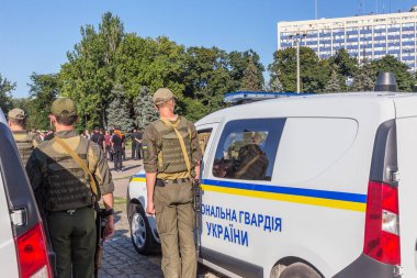Odessa, Ukrayna - 01 Ağustos 2018: Polis memurlarıyla özel polis araba konvoyu görev, daha önce şehrin sokaklarında devriye savaş sipariş atanır. Polis tören alanı araçlarda uzmanlaşmış