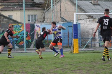 Odessa, Ukrayna - 29 Eylül 2018: Final Oyunları Şampiyonası Ukrayna'nın en güçlü takımları Rugby-7. Rugby topu alan üzerinde. Rugby topu için ağır mücadele sahip. Takım sporcular oyuncular sahada