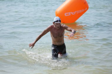 Odessa, Ukrayna - 08/19/2018: spor yüzme açık denizde su, açık denizde yüzme maratonu yarışmaları. Açık su yüzme deniz hayatta kalma yarışı
