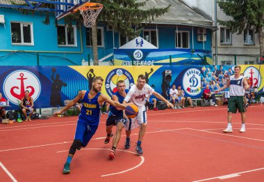 Odessa, Ukrayna - 28 Temmuz 2018: Ergen 3 x 3 streetball Şampiyonası sırasında basketbol oynuyorum. Gençler bir açık şehir spor yere sokak basketbol oynuyorum. Streetball - sokak kültürleri
