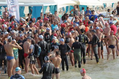Odessa, Ukrayna - 08/19/2018: spor yüzme açık denizde su, açık denizde yüzme maratonu yarışmaları. Açık su yüzme deniz hayatta kalma yarışı
