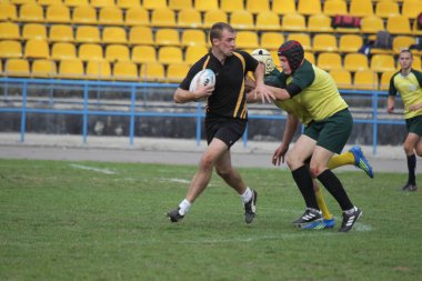 Odessa, Ukrayna - 29 Eylül 2018: Final Oyunları Şampiyonası Ukrayna'nın en güçlü takımları Rugby-7. Rugby topu alan üzerinde. Rugby topu için ağır mücadele sahip. Takım sporcular oyuncular sahada