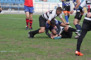 Odessa, Ukrayna - 29 Eylül 2018: Final Oyunları Şampiyonası Ukrayna'nın en güçlü takımları Rugby-7. Rugby topu alan üzerinde. Rugby topu için ağır mücadele sahip. Takım sporcular oyuncular sahada
