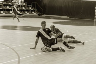 Odessa, Ukrayna - 28 Temmuz 2018: Tanımlanamayan yerel takım parke zemin üzerinde futsal turnuvasında mini-futbol oynayan oyuncuların. Spor oyunu kapalı salonda, mini futbol futbol anını