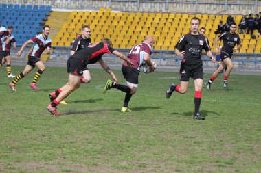 Odessa, Ukrayna - 29 Eylül 2018: Final Oyunları Şampiyonası Ukrayna'nın en güçlü takımları Rugby-7. Rugby topu alan üzerinde. Rugby topu için ağır mücadele sahip. Takım sporcular oyuncular sahada