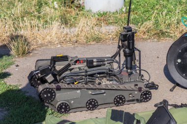 Odessa, Ukrayna - 08.08.2018: Ekipman ve ekipman için nesneleri başarıyor özel polis. Robot manipülatörler, mayın temizliği için tanı cihazları. Mayın temizleme Robot
