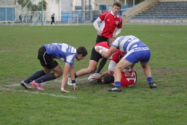 Odessa, Ukrayna - 29 Eylül 2018: Final Oyunları Şampiyonası Ukrayna'nın en güçlü takımları Rugby-7. Rugby topu alan üzerinde. Rugby topu için ağır mücadele sahip. Takım sporcular oyuncular sahada