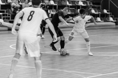 Odessa, Ukrayna - 28 Temmuz 2018: Tanımlanamayan yerel takım parke zemin üzerinde futsal turnuvasında mini-futbol oynayan oyuncuların. Spor oyunu kapalı salonda, mini futbol futbol anını