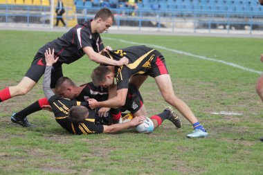 Odessa, Ukrayna - 29 Eylül 2018: Final Oyunları Şampiyonası Ukrayna'nın en güçlü takımları Rugby-7. Rugby topu alan üzerinde. Rugby topu için ağır mücadele sahip. Takım sporcular oyuncular sahada