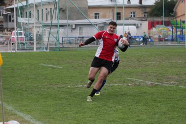 Odessa, Ukrayna - 29 Eylül 2018: Final Oyunları Şampiyonası Ukrayna'nın en güçlü takımları Rugby-7. Rugby topu alan üzerinde. Rugby topu için ağır mücadele sahip. Takım sporcular oyuncular sahada