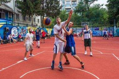 Odessa, Ukrayna - 28 Temmuz 2018: Ergen 3 x 3 streetball Şampiyonası sırasında basketbol oynuyorum. Gençler bir açık şehir spor yere sokak basketbol oynuyorum. Streetball - sokak kültürleri