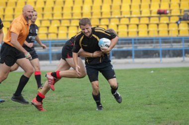 Odessa, Ukrayna - 29 Eylül 2018: Final Oyunları Şampiyonası Ukrayna'nın en güçlü takımları Rugby-7. Rugby topu alan üzerinde. Rugby topu için ağır mücadele sahip. Takım sporcular oyuncular sahada