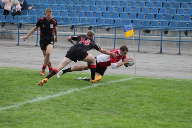 Odessa, Ukrayna - 29 Eylül 2018: Final Oyunları Şampiyonası Ukrayna'nın en güçlü takımları Rugby-7. Rugby topu alan üzerinde. Rugby topu için ağır mücadele sahip. Takım sporcular oyuncular sahada