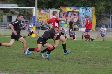 Odessa, Ukrayna - 29 Eylül 2018: Final Oyunları Şampiyonası Ukrayna'nın en güçlü takımları Rugby-7. Rugby topu alan üzerinde. Rugby topu için ağır mücadele sahip. Takım sporcular oyuncular sahada