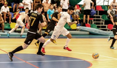 Odessa, Ukrayna - 28 Temmuz 2018: Tanımlanamayan yerel takım parke zemin üzerinde futsal turnuvasında mini-futbol oynayan oyuncuların. Spor oyunu kapalı salonda, mini futbol futbol anını