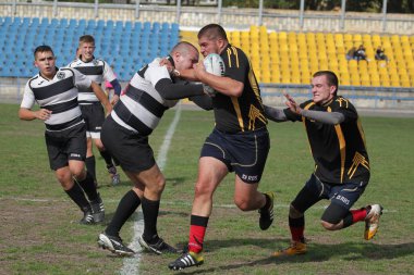 Odessa, Ukrayna - 29 Eylül 2018: Final Oyunları Şampiyonası Ukrayna'nın en güçlü takımları Rugby-7. Rugby topu alan üzerinde. Rugby topu için ağır mücadele sahip. Takım sporcular oyuncular sahada