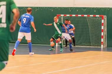 Odessa, Ukrayna - 28 Temmuz 2018: Tanımlanamayan yerel takım parke zemin üzerinde futsal turnuvasında mini-futbol oynayan oyuncuların. Spor oyunu kapalı salonda, mini futbol futbol anını