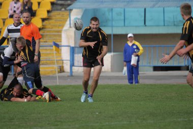 Odessa, Ukrayna - 29 Eylül 2018: Final Oyunları Şampiyonası Ukrayna'nın en güçlü takımları Rugby-7. Rugby topu alan üzerinde. Rugby topu için ağır mücadele sahip. Takım sporcular oyuncular sahada