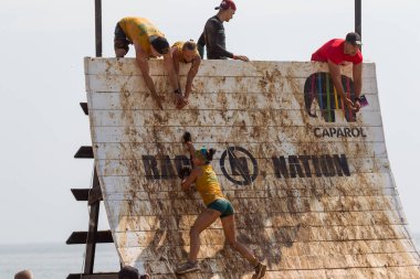 Odessa, Ukrayna - 18 Ağustos 2018: Extreme Yarış hayatta kalmak için engeller. Sporcular bitirmek için bir yol üzerinde tehlikeli zor engelleri aşmak. Koşucular aşırı engellerin yarış sırasında