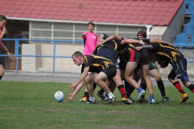 Odessa, Ukrayna - 29 Eylül 2018: Final Oyunları Şampiyonası Ukrayna'nın en güçlü takımları Rugby-7. Rugby topu alan üzerinde. Rugby topu için ağır mücadele sahip. Takım sporcular oyuncular sahada