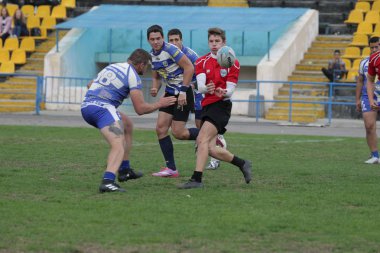 Odessa, Ukrayna - 29 Eylül 2018: Final Oyunları Şampiyonası Ukrayna'nın en güçlü takımları Rugby-7. Rugby topu alan üzerinde. Rugby topu için ağır mücadele sahip. Takım sporcular oyuncular sahada