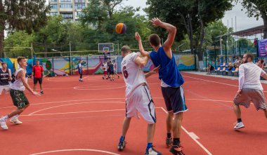 Odessa, Ukrayna - 28 Temmuz 2018: Ergen 3 x 3 streetball Şampiyonası sırasında basketbol oynuyorum. Gençler bir açık şehir spor yere sokak basketbol oynuyorum. Streetball - sokak kültürleri