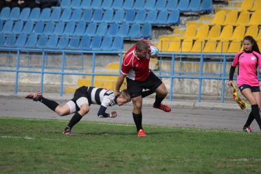 Odessa, Ukrayna - 29 Eylül 2018: Final Oyunları Şampiyonası Ukrayna'nın en güçlü takımları Rugby-7. Rugby topu alan üzerinde. Rugby topu için ağır mücadele sahip. Takım sporcular oyuncular sahada