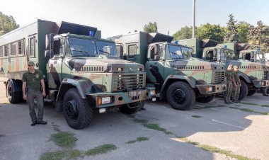 Odessa, Ukrayna - 01 Ağustos 2018: Polis memurlarıyla özel polis araba konvoyu görev, daha önce şehrin sokaklarında devriye savaş sipariş atanır. Polis tören alanı araçlarda uzmanlaşmış