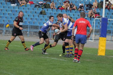 Odessa, Ukrayna - 29 Eylül 2018: Final Oyunları Şampiyonası Ukrayna'nın en güçlü takımları Rugby-7. Rugby topu alan üzerinde. Rugby topu için ağır mücadele sahip. Takım sporcular oyuncular sahada