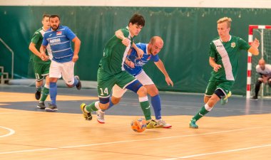 Odessa, Ukrayna - 28 Temmuz 2018: Tanımlanamayan yerel takım parke zemin üzerinde futsal turnuvasında mini-futbol oynayan oyuncuların. Spor oyunu kapalı salonda, mini futbol futbol anını