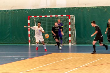Odessa, Ukrayna - 28 Temmuz 2018: Tanımlanamayan yerel takım parke zemin üzerinde futsal turnuvasında mini-futbol oynayan oyuncuların. Spor oyunu kapalı salonda, mini futbol futbol anını