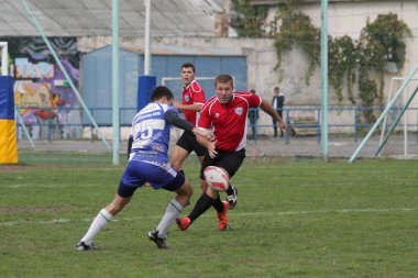 Odessa, Ukrayna - 29 Eylül 2018: Final Oyunları Şampiyonası Ukrayna'nın en güçlü takımları Rugby-7. Rugby topu alan üzerinde. Rugby topu için ağır mücadele sahip. Takım sporcular oyuncular sahada