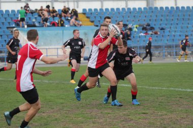Odessa, Ukrayna - 29 Eylül 2018: Final Oyunları Şampiyonası Ukrayna'nın en güçlü takımları Rugby-7. Rugby topu alan üzerinde. Rugby topu için ağır mücadele sahip. Takım sporcular oyuncular sahada