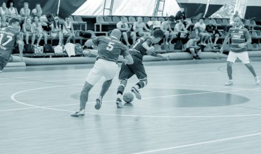 Odessa, Ukrayna - 28 Temmuz 2018: Tanımlanamayan yerel takım parke zemin üzerinde futsal turnuvasında mini-futbol oynayan oyuncuların. Spor oyunu kapalı salonda, mini futbol futbol anını