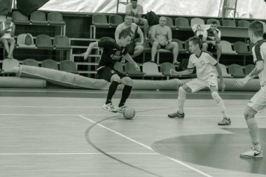 Odessa, Ukrayna - 28 Temmuz 2018: Tanımlanamayan yerel takım parke zemin üzerinde futsal turnuvasında mini-futbol oynayan oyuncuların. Spor oyunu kapalı salonda, mini futbol futbol anını