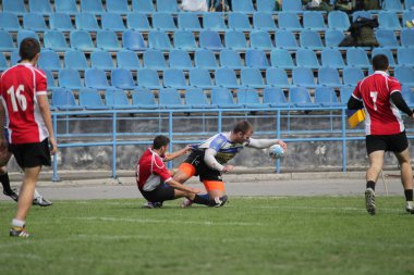 Odessa, Ukrayna - 29 Eylül 2018: Final Oyunları Şampiyonası Ukrayna'nın en güçlü takımları Rugby-7. Rugby topu alan üzerinde. Rugby topu için ağır mücadele sahip. Takım sporcular oyuncular sahada