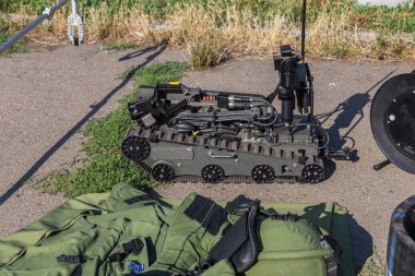 Odessa, Ukrayna - 08.08.2018: Ekipman ve ekipman için nesneleri başarıyor özel polis. Robot manipülatörler, mayın temizliği için tanı cihazları. Mayın temizleme Robot