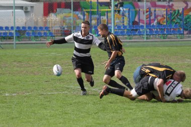 Odessa, Ukrayna - 29 Eylül 2018: Final Oyunları Şampiyonası Ukrayna'nın en güçlü takımları Rugby-7. Rugby topu alan üzerinde. Rugby topu için ağır mücadele sahip. Takım sporcular oyuncular sahada
