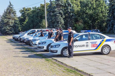 Odessa, Ukrayna - 01 Ağustos 2018: Polis memurlarıyla özel polis araba konvoyu görev, daha önce şehrin sokaklarında devriye savaş sipariş atanır. Polis tören alanı araçlarda uzmanlaşmış
