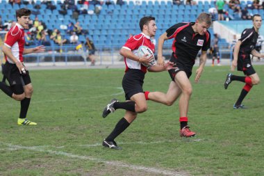 Odessa, Ukrayna - 29 Eylül 2018: Final Oyunları Şampiyonası Ukrayna'nın en güçlü takımları Rugby-7. Rugby topu alan üzerinde. Rugby topu için ağır mücadele sahip. Takım sporcular oyuncular sahada