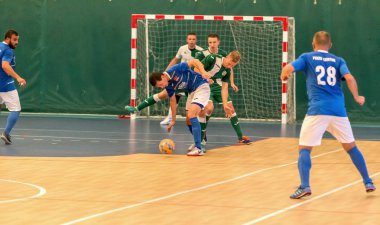 Odessa, Ukrayna - 28 Temmuz 2018: Tanımlanamayan yerel takım parke zemin üzerinde futsal turnuvasında mini-futbol oynayan oyuncuların. Spor oyunu kapalı salonda, mini futbol futbol anını