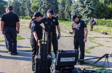 Odessa, Ukrayna - 08.08.2018: Ekipman ve ekipman için nesneleri başarıyor özel polis. Robot manipülatörler, mayın temizliği için tanı cihazları. Mayın temizleme Robot